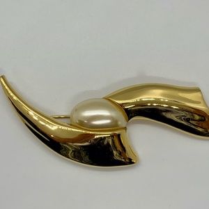 Vintage Gold & Pearl Brooch c. 1980's